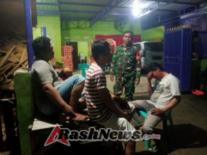 Babinsa Sape Pantau Lokasi Tongkrongan Anak Muda untuk Ciptakan Lingkungan Aman