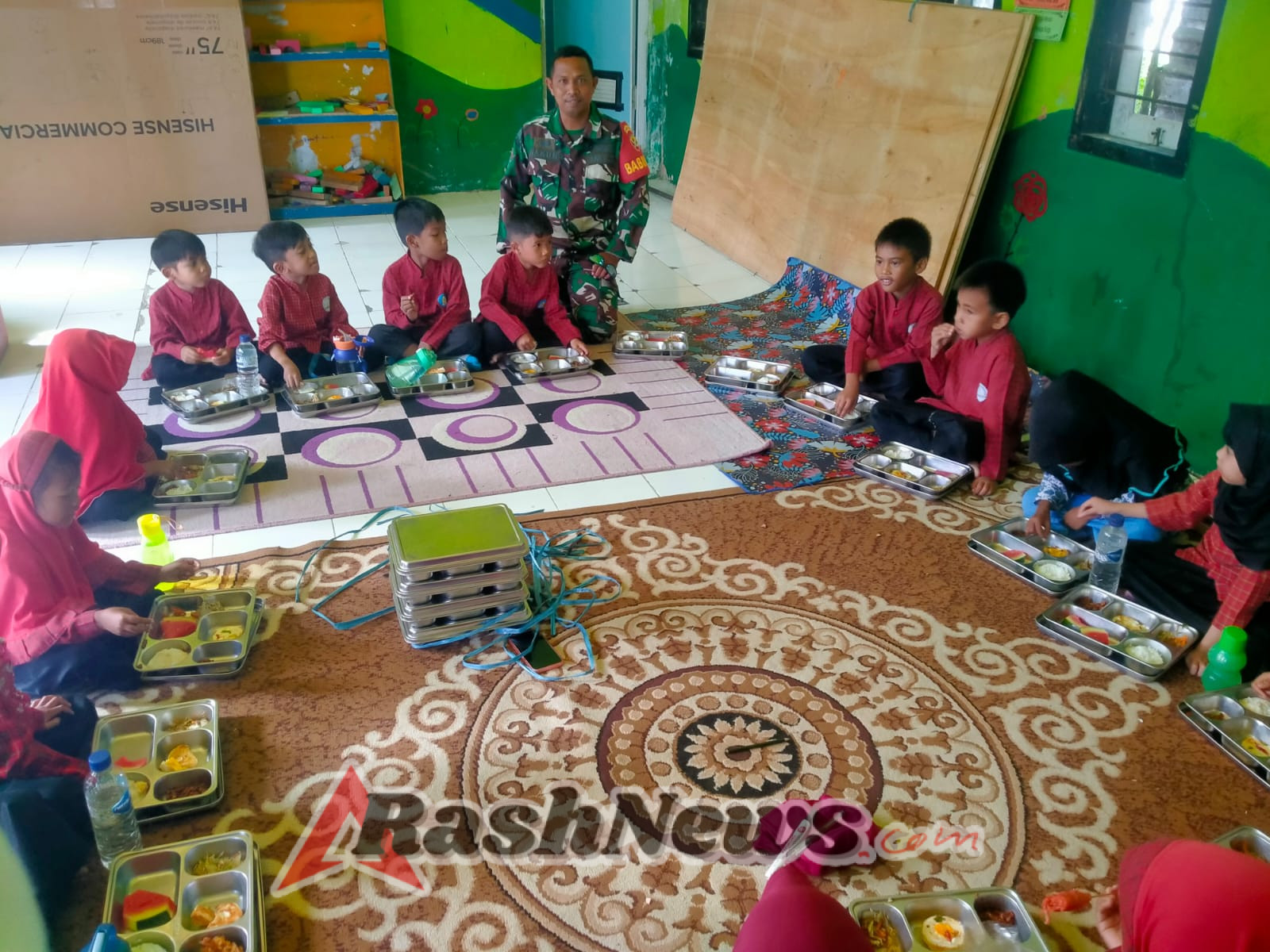 TNI Hadir Bersama Rakyat, Babinsa Koramil 1628-05/Jereweh Kawal Menu Bergizi untuk Anak PAUD