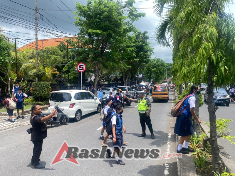 Anggota Lantas Polres Karangasem Laksanakan Penyebrangan Pelajar SMP N 2 Amlapura