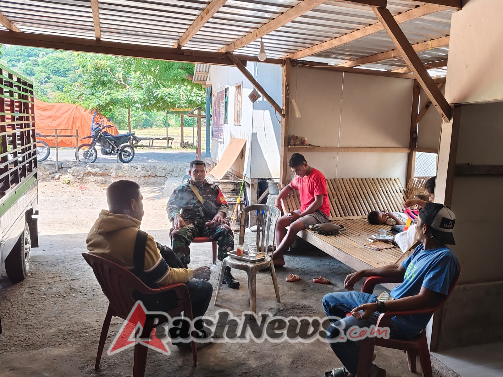 Pantau Bantaran Sungai, Babinsa Imbau Warga Tou Timur Tetap Siaga Saat Hujan