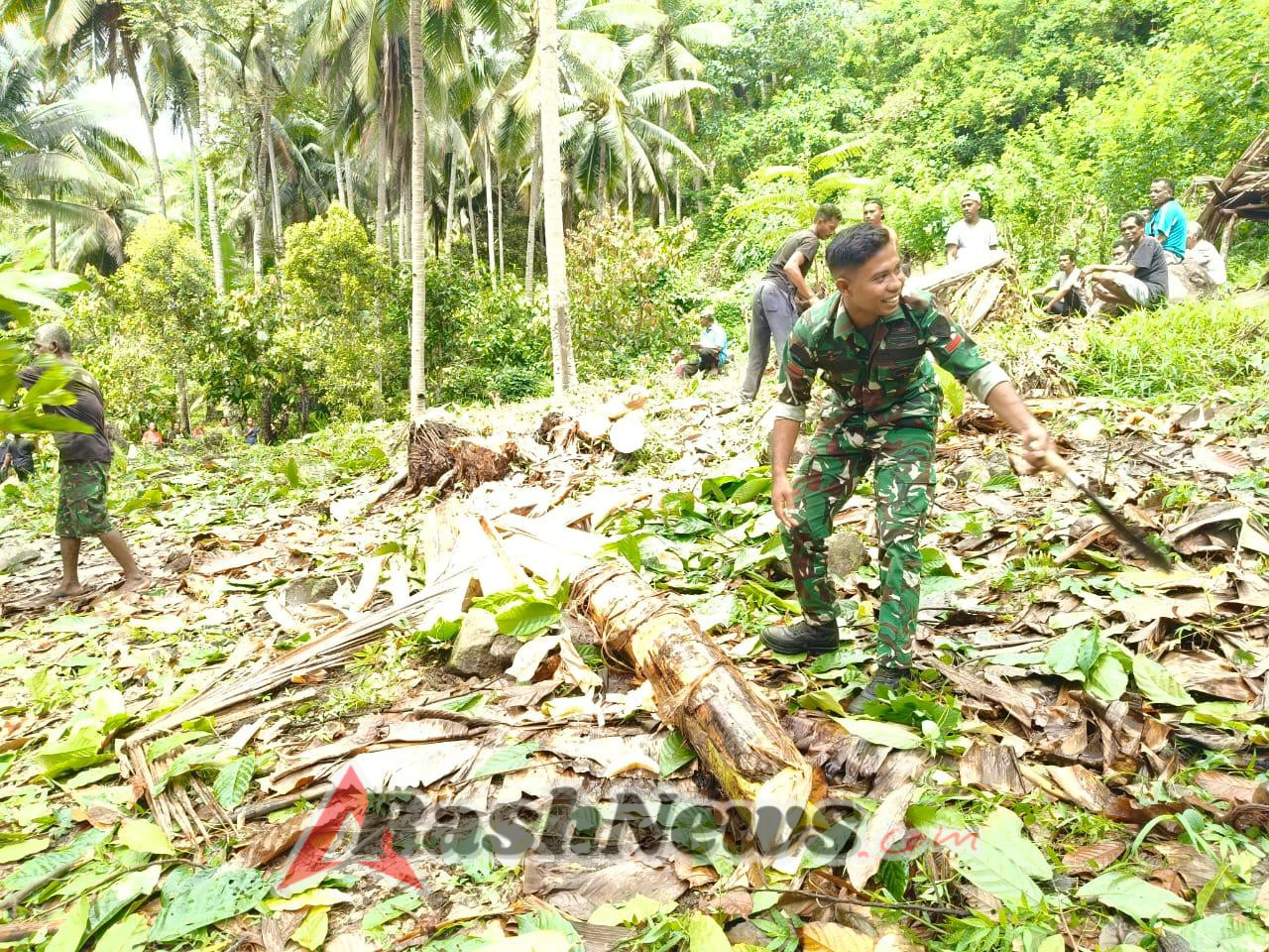 Babinsa Bola Gerakkan Pembangunan: Lahan Koperasi Merah Putih Mulai Dibersihkan dan Diratakan  Langkah Awal Penguatan Ekonomi Desa, Babinsa Bura Bekor Fokus Siapkan Lahan Koperasi Merah Putih  Pratu Renaldo Mario Turun Tangan Siapkan Pondasi Koperasi Merah Putih di Kecamatan Bola  Koperasi Merah Putih Siap Dibangun, Babinsa Koramil 1603-05/Bola Mulai Lakukan Penataan Lahan  TNI dan Warga Bergerak: Lahan Koperasi Merah Putih di Bura Bekor Ditata untuk Pusat Ekonomi Baru   NTT-SIKKA. Babinsa Koramil 1603-05/Bola Kodim 1603/Sikka, Pratu Renaldo Mario, melaksanakan kegiatan pembersihan dan pemerataan lahan Koperasi Desa/Kelurahan Merah Putih yang berlokasi di wilayah Desa Bura Bekor, Kecamatan Bola, Kabupaten Sikka, Rabu (3/12/2025).  Kegiatan ini merupakan bagian dari pendampingan Babinsa terhadap pembangunan dan pengembangan fasilitas koperasi desa sebagai upaya peningkatan kesejahteraan masyarakat.   Pembersihan serta pemerataan lahan dilakukan untuk mempersiapkan area yang akan digunakan sebagai pusat kegiatan ekonomi warga, sehingga proses pembangunan ke depan dapat berjalan lebih cepat dan tertata.  Di sela kegiatan, Pratu Renaldo Mario menegaskan bahwa kehadiran Babinsa di tengah masyarakat tidak hanya dalam bidang keamanan, tetapi juga mendukung setiap program pemberdayaan ekonomi lokal.  “Kami selalu siap membantu masyarakat dalam kegiatan yang berdampak pada peningkatan kesejahteraan. Pembersihan dan pemerataan lahan ini merupakan langkah awal agar koperasi dapat segera berfungsi dan memberikan manfaat bagi warga Bura Bekor,” ujarnya.  Ia juga mengapresiasi keterlibatan masyarakat yang turut berpartisipasi dalam kegiatan tersebut. Menurutnya, kerja sama antara Babinsa dan warga menjadi kunci suksesnya setiap program pembangunan.  Kegiatan berjalan dengan lancar, aman, dan mendapat dukungan positif dari masyarakat setempat yang berharap koperasi ini dapat menjadi wadah penguatan ekonomi di wilayah Bola. (PENDIM 1603/SIKKA)