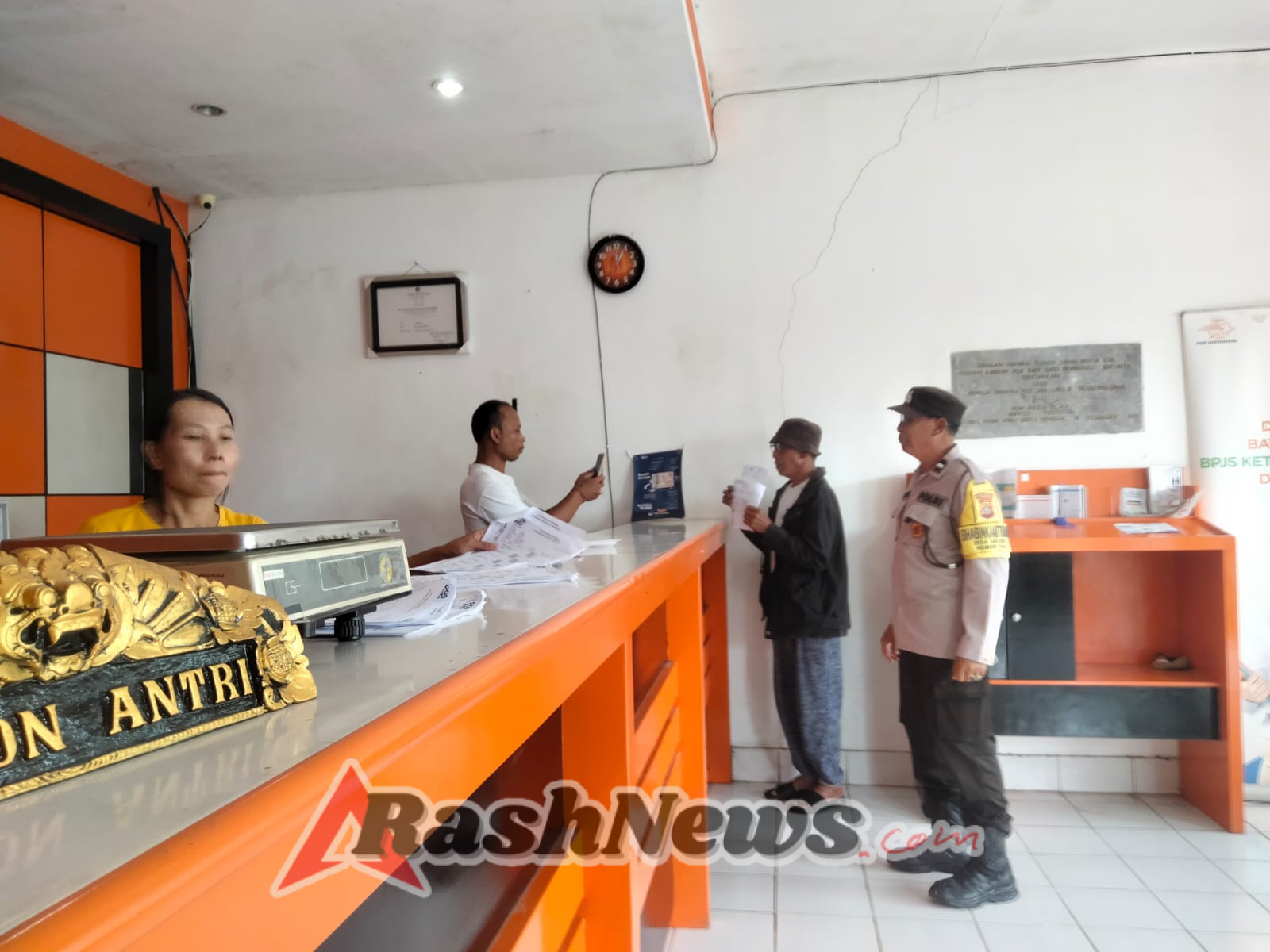 Bhabinkamtibmas Baturiti Monitor Penyaluran BLT Kesra Tahun 2025