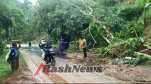 Wujud Kepedulian Polri, Polsek Pupuan Kompak Bersama Masyarakat Bersihkan Material Akibat Tanah Longsor