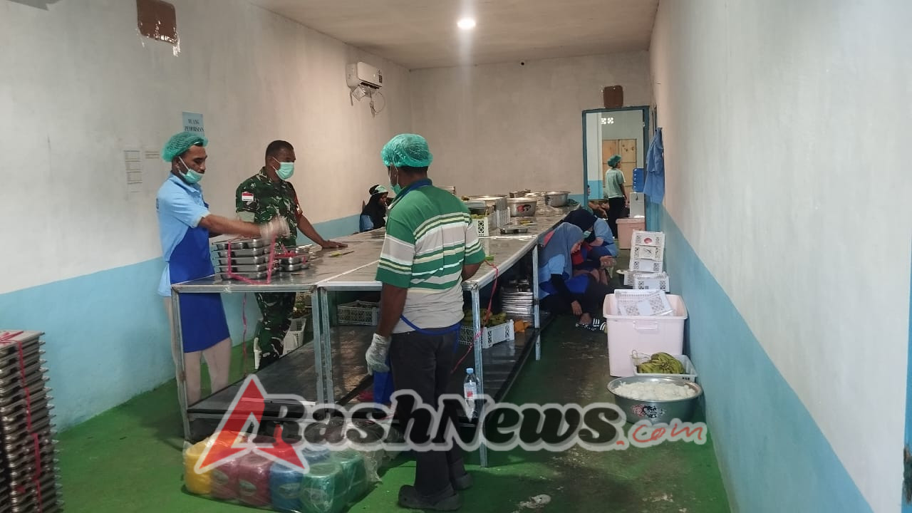 Babinsa Rote Timur Pastikan Penyaluran Makanan Sehat Tepat Sasaran