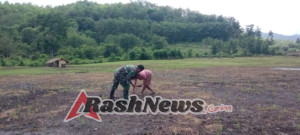 Babinsa Sertu Ejiman Bantu Petani Kelola Taman Sulam Padi di Wudipandak