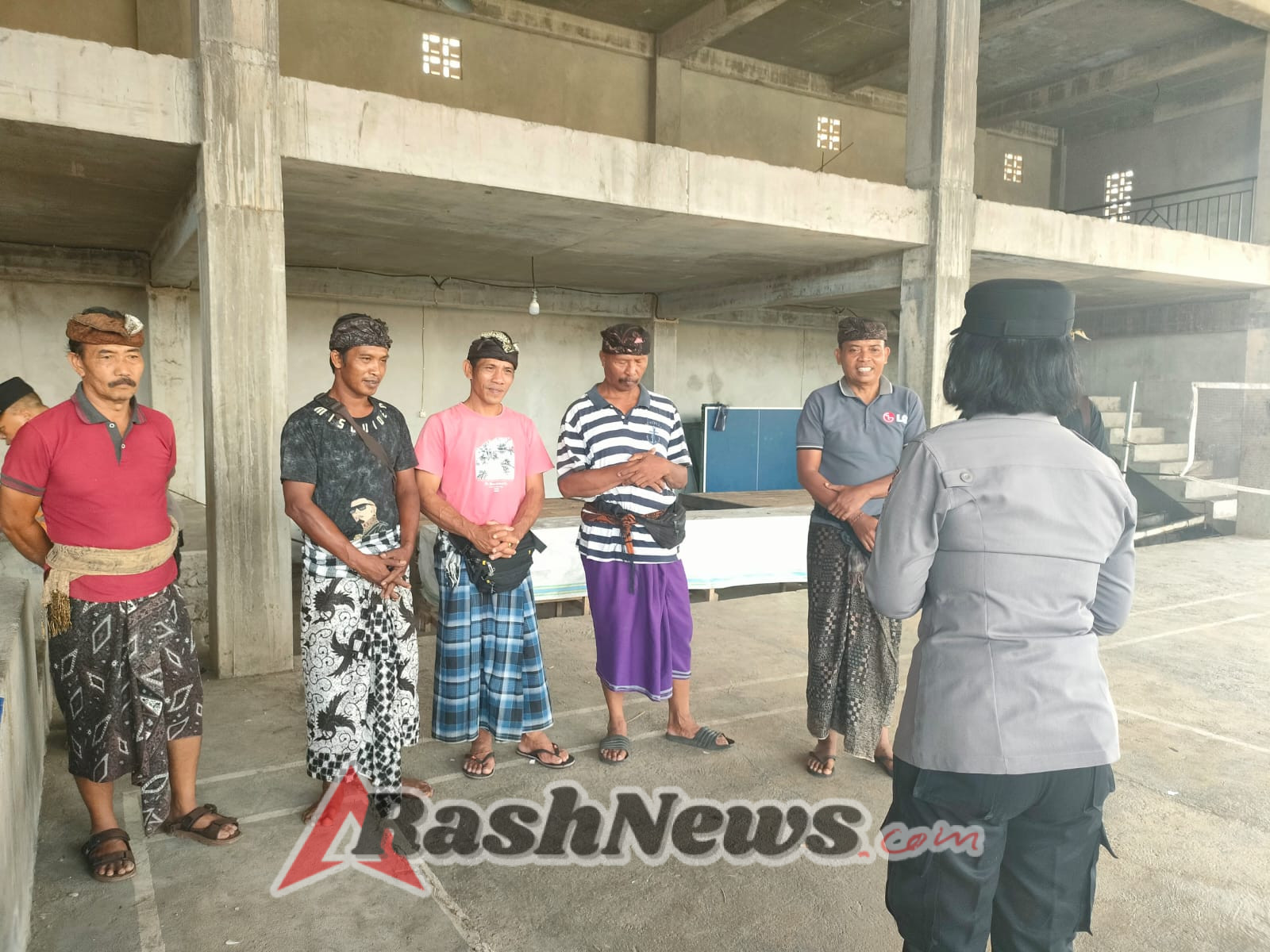 Unit Binmas Polsek Klungkung Gelar Bintibmas dan Serahkan Sarana Kontak kepada Sekehe Gong di Desa Tegak