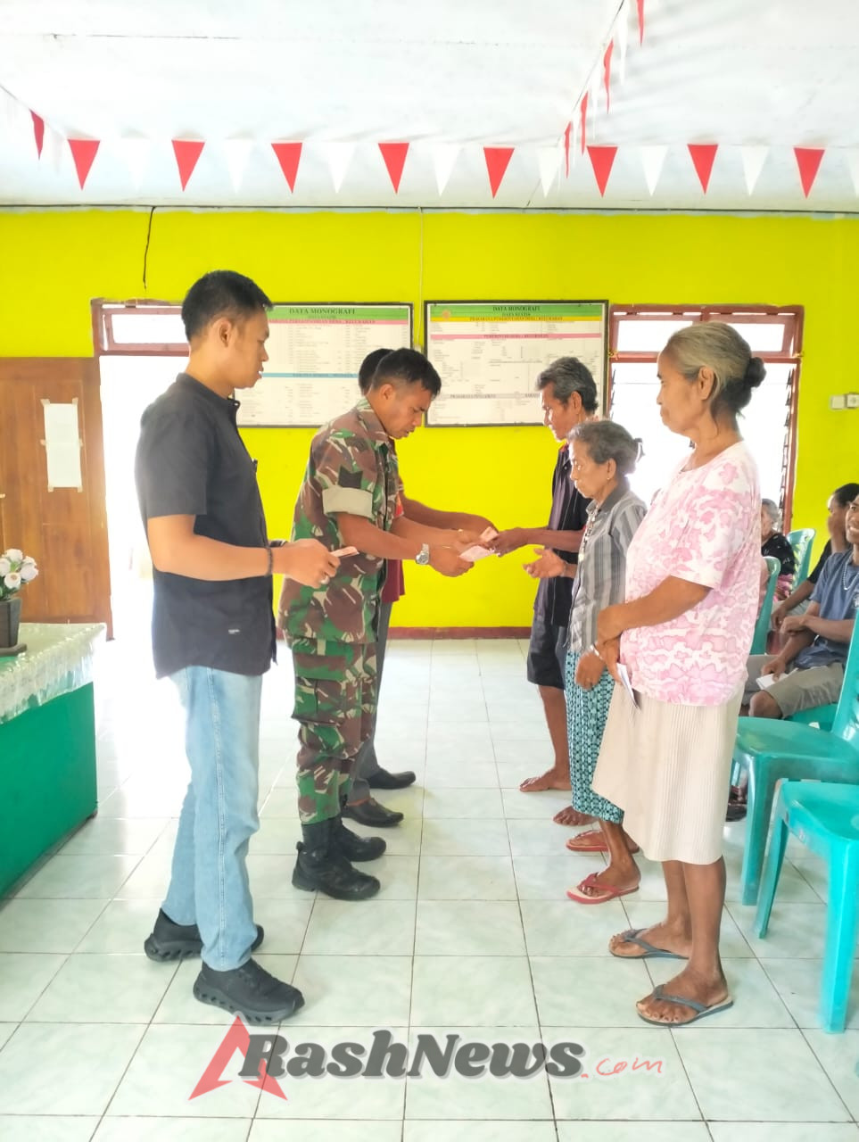 Dukung Kesejahteraan Warga, Babinsa Batutua Dampingi Distribusi BLT Tahun Anggaran 2025