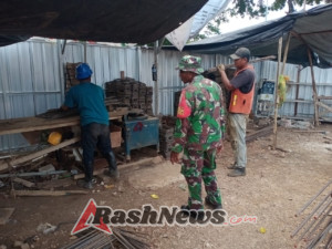 Babinsa Rote Timur Amankan Pembangunan Kawasan Sentra Industri Garam Nasional K-SIGN  Dukung Pembangunan K-SIGN, Kodim 1627/Rote Ndao Kerahkan Pengamanan dan Layanan Dapur Sehat Persit  Pengamanan Proyek Strategis Garam Nasional, Babinsa Pastikan Pekerjaan K-SIGN Berjalan Lancar  TNI dan Persit Kodim 1627/RN Bersinergi Kawal Pembangunan Kawasan Industri Garam Nasional  Babinsa Sertu Andre T Monitor Proyek K-SIGN, Ratusan Paket Makanan Disiapkan Persit untuk Dukung Pekerja   Rote Ndao, 3 Desember 2025 — Pekerjaan pembangunan Kawasan Sentra Industri Garam Nasional (K-SIGN) kembali menjadi fokus perhatian aparat teritorial. Babinsa Koramil 1627-03/Batutua, Sertu Andre T, melaksanakan tugas pengamanan di lokasi proyek yang tersebar di beberapa desa, yaitu Desa Matasio dan Desa Serubeba di Kecamatan Rote Timur, serta Desa Daima dan Desa Daurendale di Kecamatan Landu Leko, Kabupaten Rote Ndao. Kegiatan dimulai pukul 08.00 WITA dan berjalan dengan aman serta tertib.  Pembangunan Kawasan Sentra Industri Garam Nasional ini merupakan salah satu proyek strategis yang memiliki dampak besar bagi peningkatan ekonomi daerah, khususnya wilayah pesisir di Kabupaten Rote Ndao. Sebagai wilayah dengan potensi garam yang sangat tinggi, K-SIGN menjadi penggerak utama bagi pengembangan industri garam skala nasional, sekaligus membuka peluang kerja bagi masyarakat lokal. Oleh sebab itu, kehadiran aparat TNI AD dalam memastikan keamanan dan kelancaran proyek sangat dibutuhkan.  Dalam menjalankan tugas pengamanan, Babinsa Sertu Andre T tidak hanya memastikan situasi tetap kondusif, tetapi juga melakukan pemantauan terhadap seluruh aktivitas di lapangan, baik pekerja, alat berat, maupun jalannya pekerjaan konstruksi. Kehadiran Babinsa memberi jaminan keamanan sehingga para pekerja dapat bekerja dengan tenang dan fokus menyelesaikan pembangunan sesuai target.  Tak hanya dari sisi pengamanan, dukungan lain juga datang dari Dapur Sehat Persit Kartika Chandra Kirana Kodim 1627/Rote Ndao. Persit menyediakan sebanyak 220 kotak makan siang dan 220 kotak makan malam, yang seluruhnya disiapkan dengan standar mutu tinggi serta mengutamakan gizi seimbang. Dukungan konsumsi ini merupakan wujud nyata kepedulian Persit terhadap kesehatan para pekerja proyek yang setiap hari berada di lapangan dengan intensitas kerja tinggi.  Makanan bergizi tersebut diharapkan dapat membantu menjaga stamina dan produktivitas para pekerja, sehingga progres pembangunan K-SIGN dapat berjalan optimal. Menurut laporan yang diterima, seluruh paket makanan diserahkan tepat waktu dan diterima dengan baik oleh para pekerja di empat wilayah lokasi pembangunan.  Kegiatan pengamanan yang dilaksanakan Babinsa dan dukungan logistik dari Persit menunjukkan sinergi yang kuat antara TNI AD dan elemen pendukungnya dalam mendukung pembangunan daerah. Kehadiran aparat TNI tidak hanya berperan pada keamanan, tetapi juga memberi dorongan semangat kepada para pekerja bahwa pembangunan kawasan industri garam ini adalah kepentingan bersama demi kemajuan masyarakat Rote Ndao.  Secara keseluruhan, kegiatan pada hari tersebut berjalan dengan aman, tertib, dan lancar tanpa hambatan berarti. Pelaksanaan proyek di seluruh titik pembangunan tetap terkontrol, sementara kebutuhan konsumsi pekerja terpenuhi dengan baik.  Dengan adanya pengamanan berkelanjutan dan dukungan logistik yang memadai, pembangunan Kawasan Sentra Industri Garam Nasional di Rote Ndao diharapkan dapat selesai tepat waktu dan memberikan kontribusi signifikan bagi peningkatan kesejahteraan masyarakat serta pengembangan industri garam nasional.