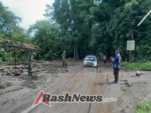 Aksi Cepat Babinsa dan Polsek Boru Bersihkan Jalan Pasca Lahar Dingin