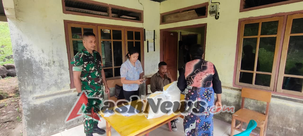 Babinsa Pastikan Bantuan Pangan di Tanjung Bunga Tepat Sasaran