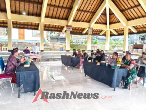 Bhabinkamtibmas Bayunggede Hadiri Kegiatan Peningkatan Kapasitas Prajuru Desa Adat