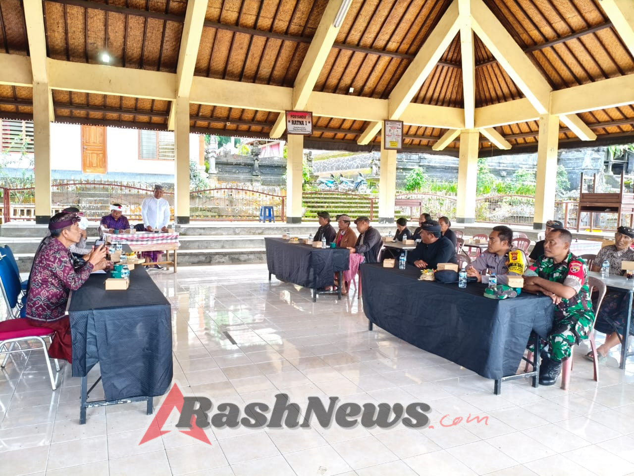 Bhabinkamtibmas Bayunggede Hadiri Kegiatan Peningkatan Kapasitas Prajuru Desa Adat