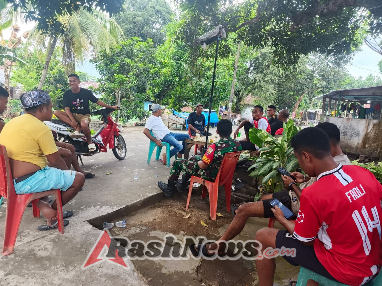 Masyarakat Antusias Sambut Kehadiran Babinsa Koramil 1602-02/Wolowaru di Desa Fatamari