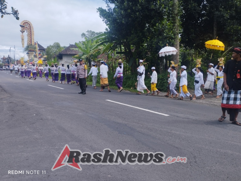 *Bhabinkamtibmas Desa Kuwum Polsek Marga Pengamanan Upacara Dewa Yadnya*