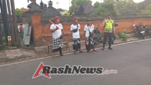 Bhabinkamtibmas Takmung Bersinergi dengan Pecalang Amankan Piodalan di Pura Batur