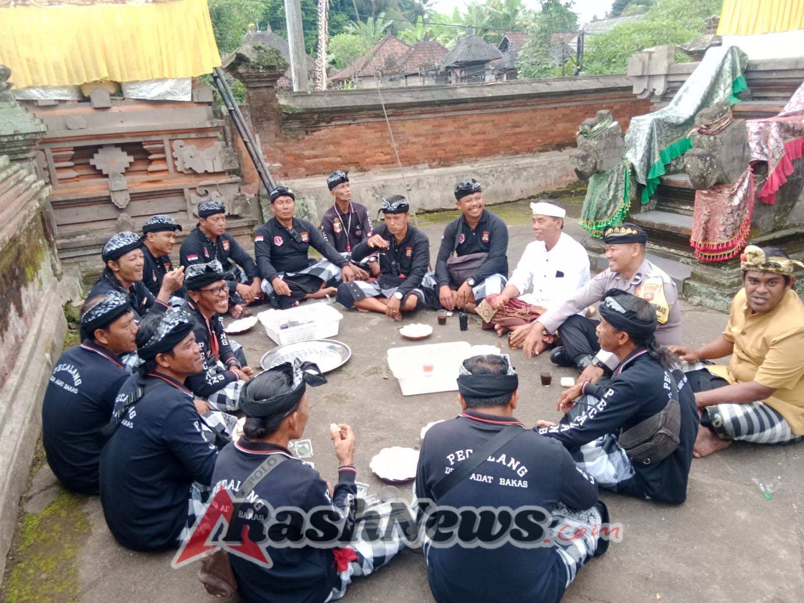 Bhabinkamtibmas Bakas dan Pecalang Atensi Piodalan Pura Bale Agung