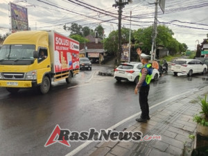 Arus Lalin Padat Di Sore Hari, Polsek Abiansemal Hadir Berikan Pengaturan Di Simpul Utama