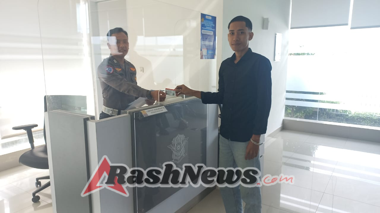 Penyerahan SIM terhadap pemohon SIM di Satpas Polres Karangasem