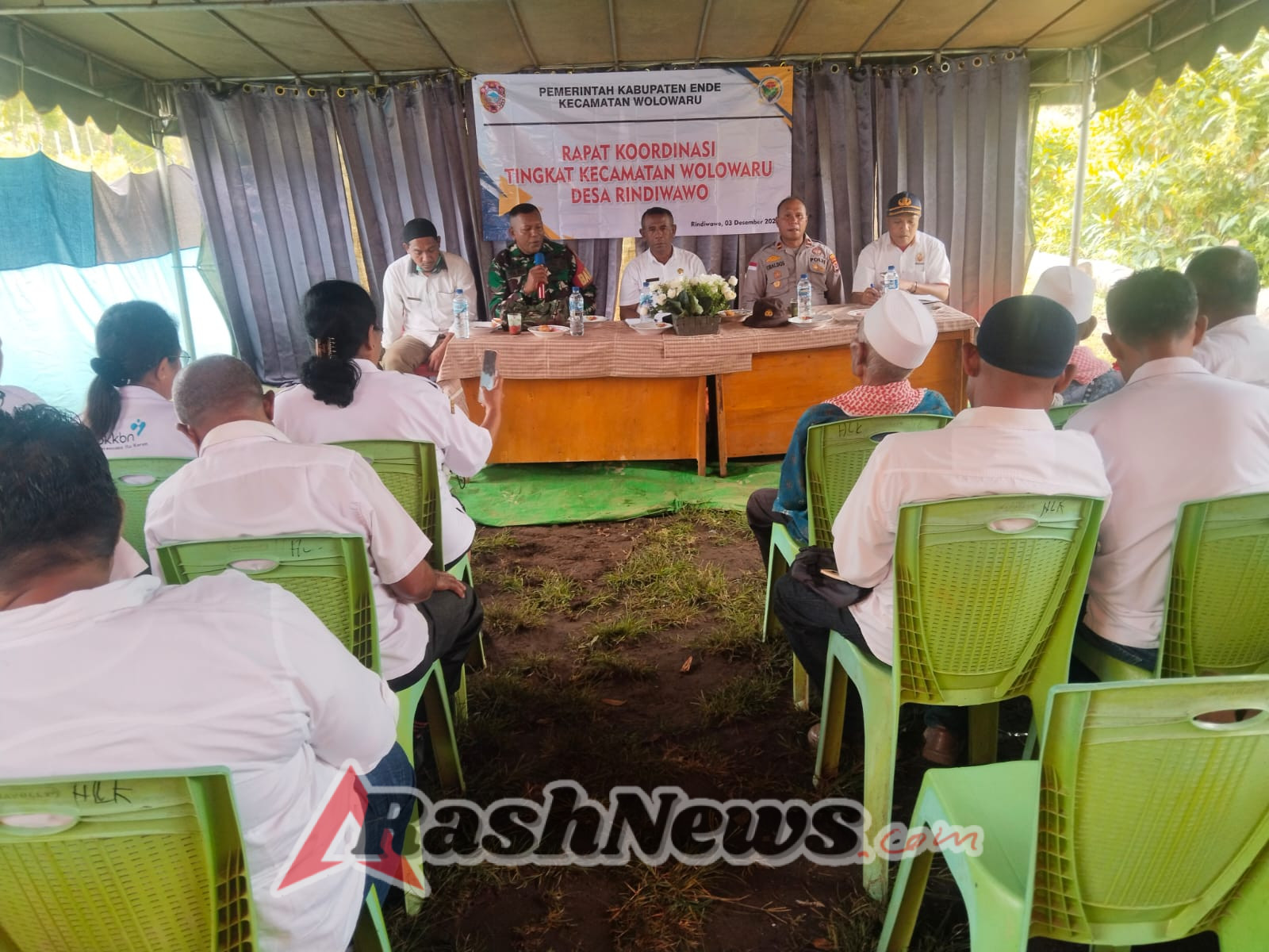 Rapat Koordinasi Wolowaru Berjalan Lancar, Babinsa Sampaikan Komitmen Dukungan TNI