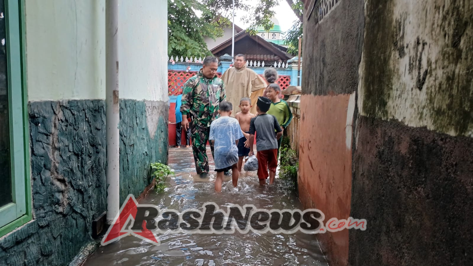 Monitoring Sigap Babinsa Saat Luapan Sungai Rendam Rumah Warga