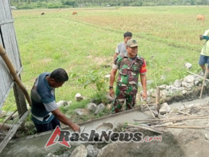 Sinergi TNI-Rakyat: Babinsa Dorong Gotong Royong dan Komsos di Desa Ranokolo