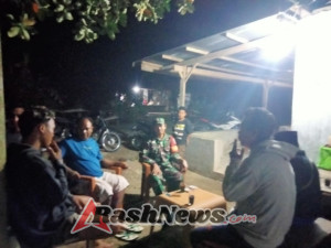 Kongkow Bersama Warga, Babinsa Tingkatkan Sinergi Keamanan Desa