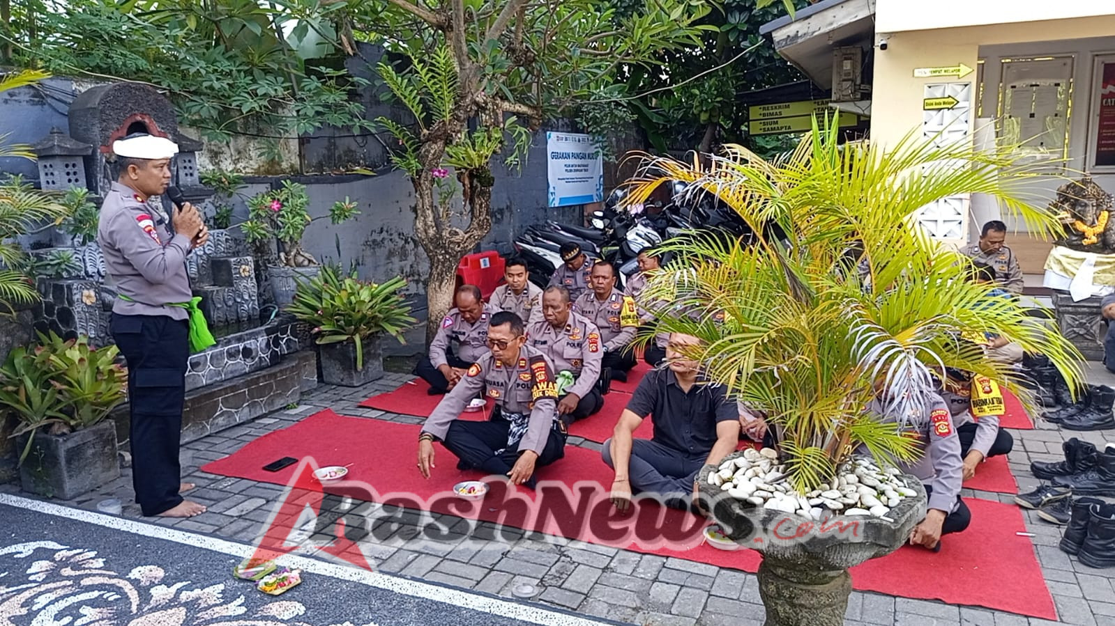Purnama Kanem, Personel Polsek Dentim Gelar Persembahyangan Bersama