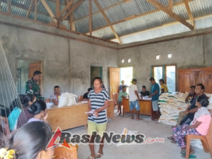 Babinsa Baa Berikan Himbauan Pemanfaatan Bantuan Pangan kepada Warga Penerima