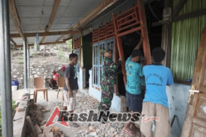 Ringankan Pekerjaan Warga, Anggota Satgaster Pos Lakus Bantu Perbaiki Rumah Warga