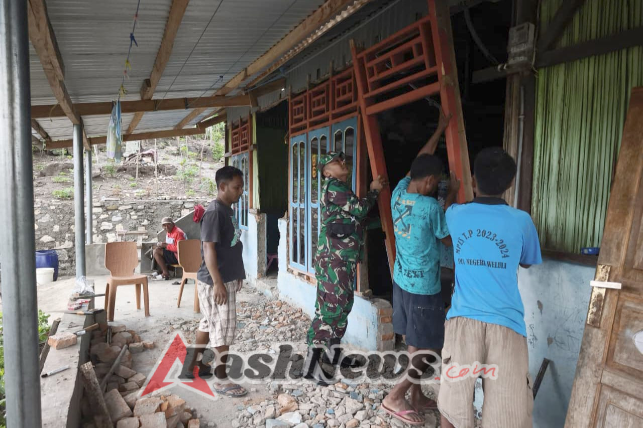 Ringankan Pekerjaan Warga, Anggota Satgaster Pos Lakus Bantu Perbaiki Rumah Warga