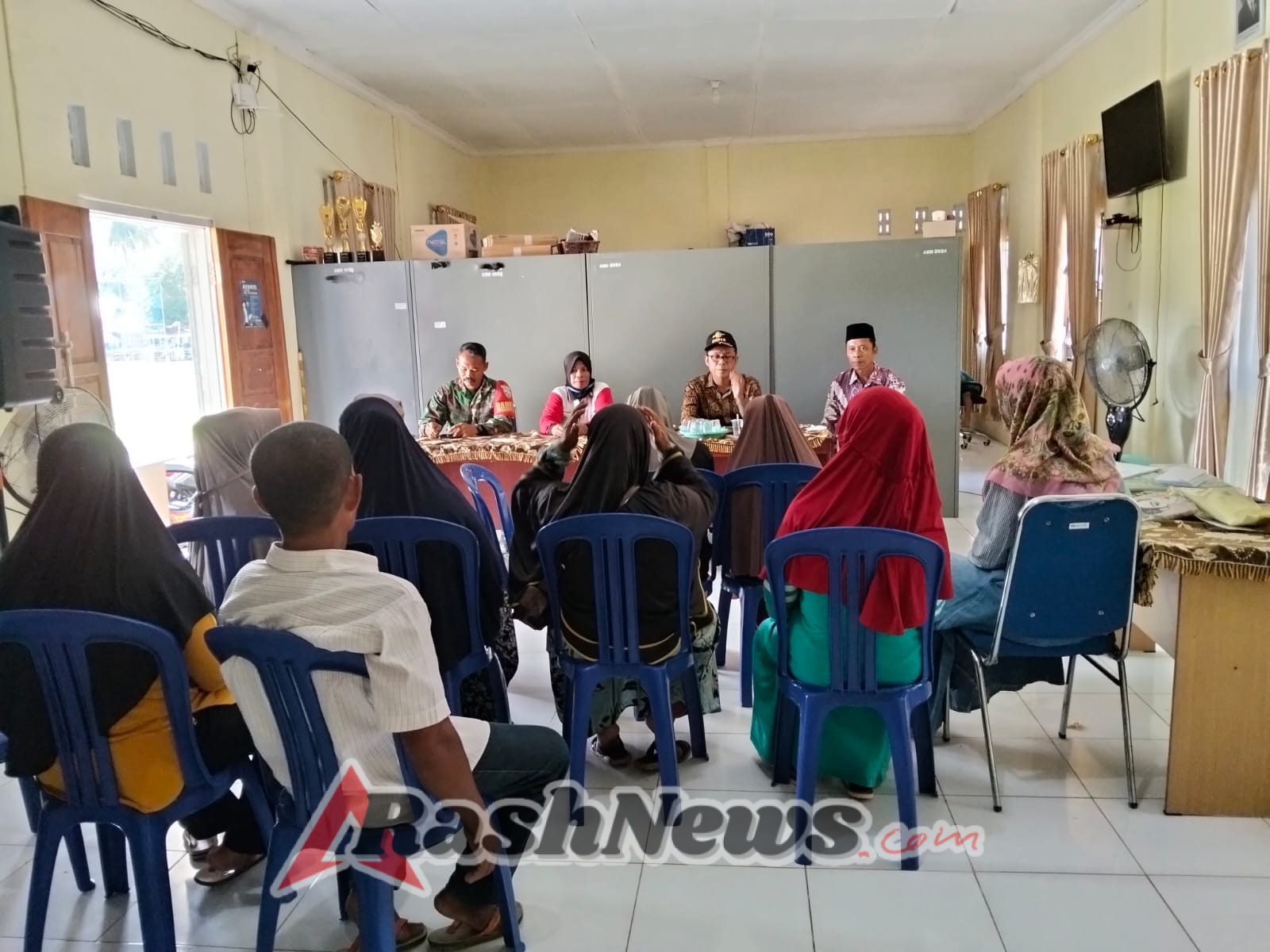 Pendampingan Babinsa Warnai Distribusi BLT Dana Desa Triwulan IV di Desa Lamunga