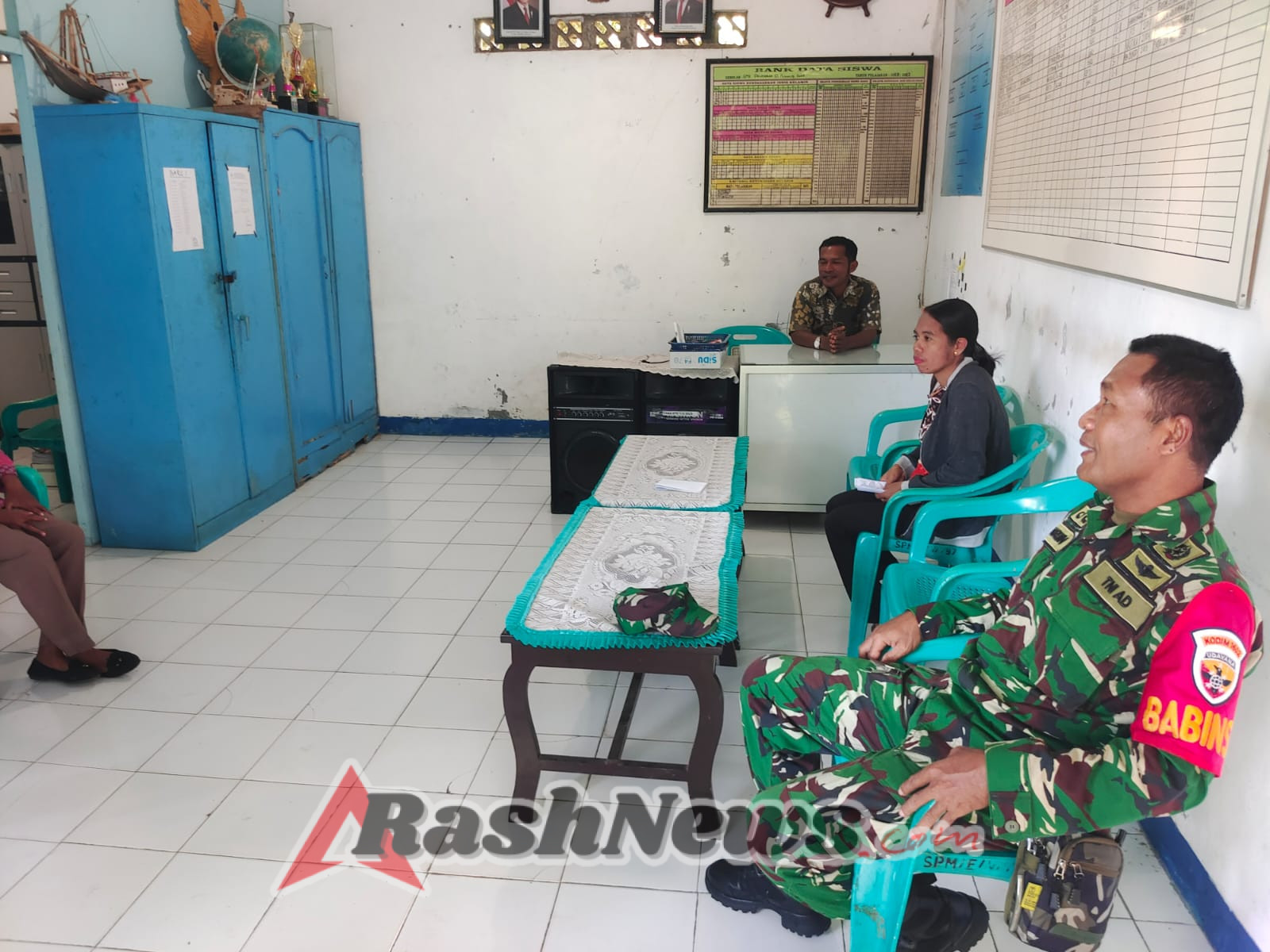 Babinsa Ramil 1602-01/Ende Temui Pihak Sekolah untuk Monitoring dan Pendampingan Siswa