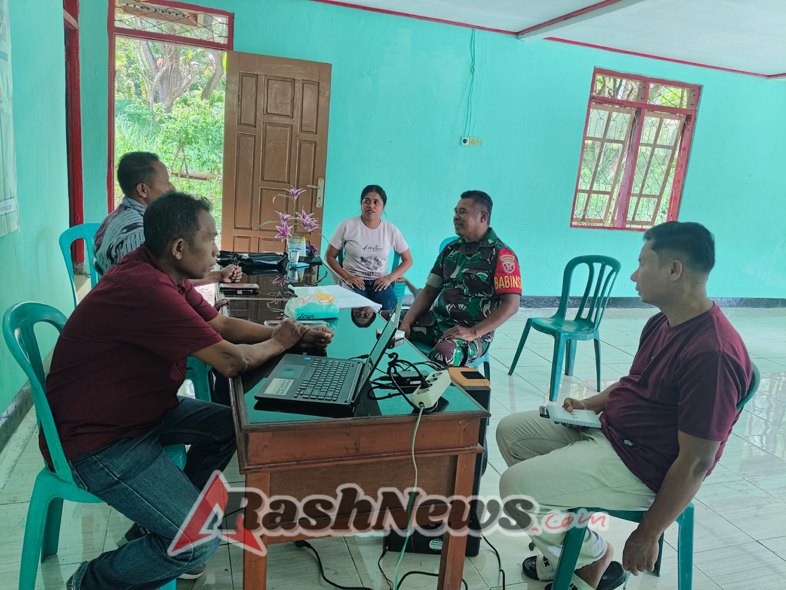 Kegiatan Komsos dan Pamwil Babinsa Ende Dorong Stabilitas dan Kondusivitas Masyarakat