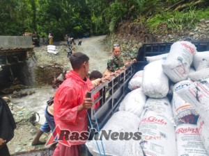 Babinsa 1602-01/Ende Aktif Dampingi Warga dan Pantau Kondisi Desa Thiweria