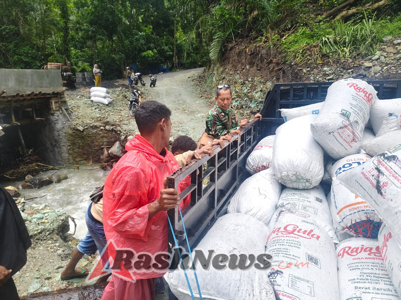 Babinsa 1602-01/Ende Aktif Dampingi Warga dan Pantau Kondisi Desa Thiweria