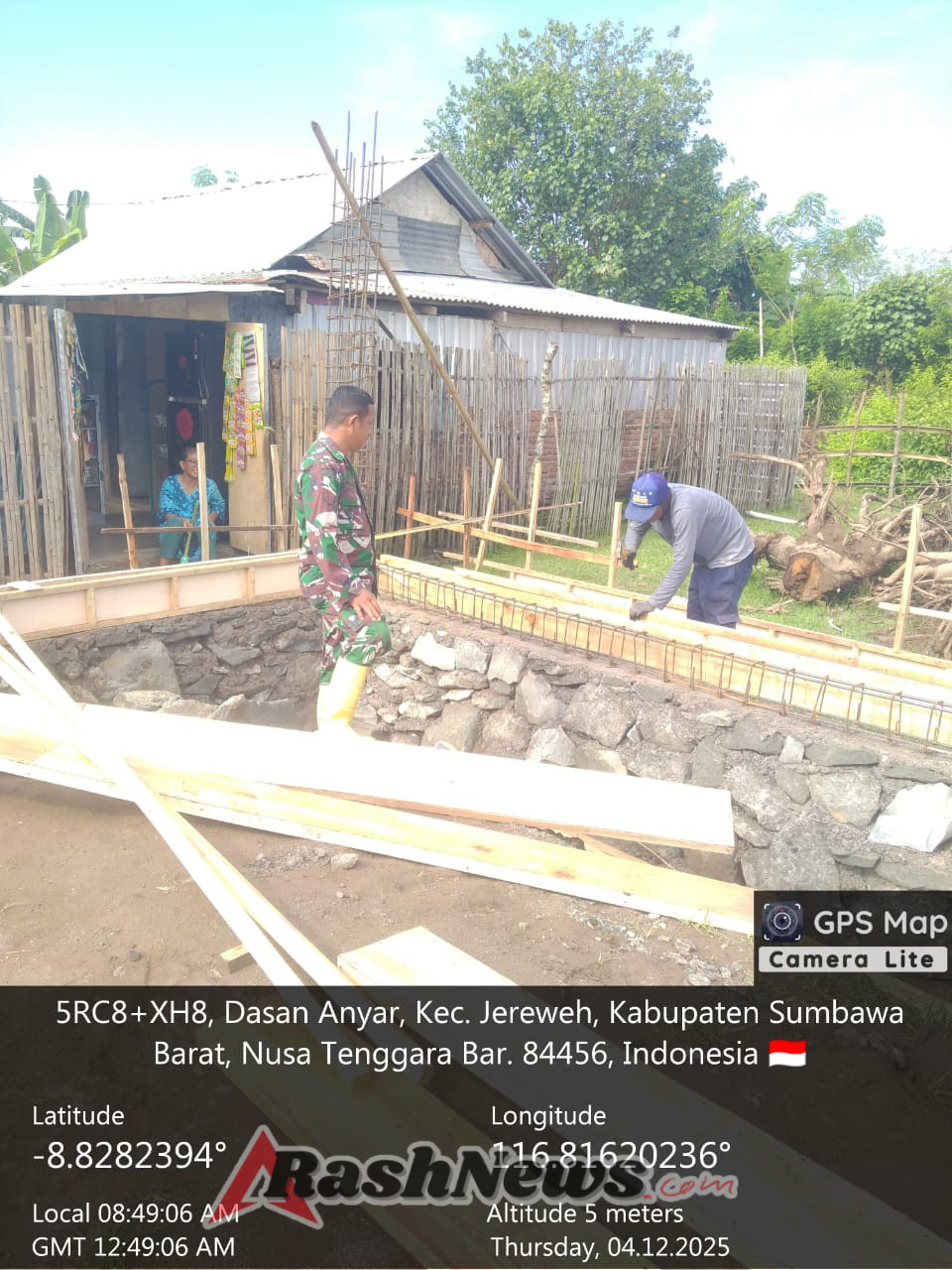 Babinsa Aktif Dampingi Pembangunan Fasilitas Ekonomi di Dasan Anyar