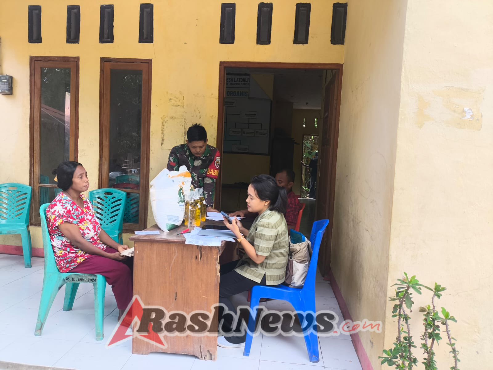 Bantuan Pangan dari BULOG dan Kementerian Sosial Disalurkan di Desa Latonliwo