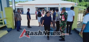 Babinsa Pantai Baru Amankan Proses Bongkar Muat KMP Lakaan di Pelabuhan Ofalangga