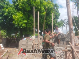 Sinergi Babinsa dan Warga Hadakamali dalam Pembangunan Rumah Warga