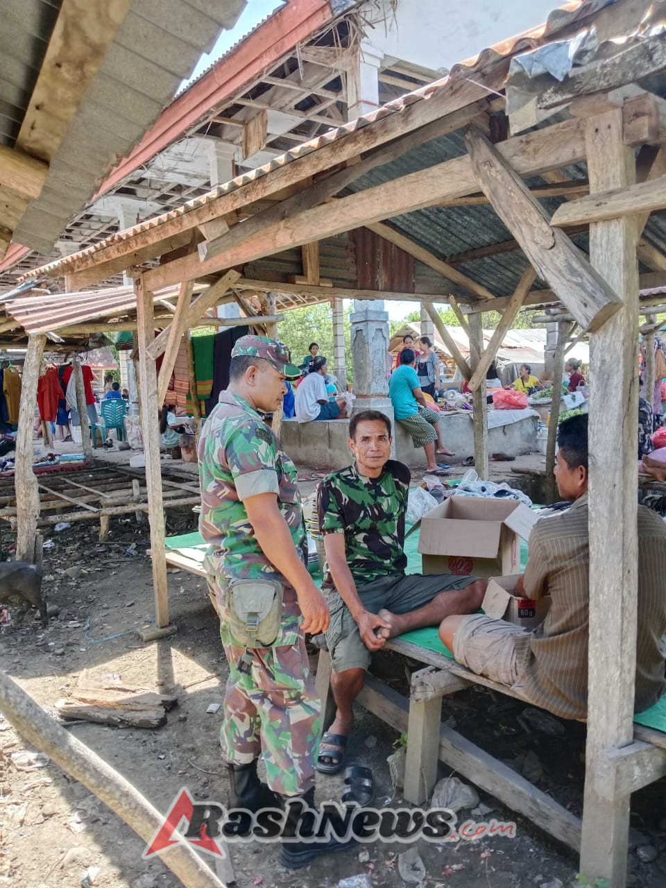 Komsos Babinsa Karera: Membangun Komunikasi dengan Pedagang Pasar Jangga Mangu