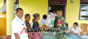 Babinsa Koramil 01/Loli Dampingi Penyaluran Beras Bantuan Pangan di Desa Modu Waimaringu