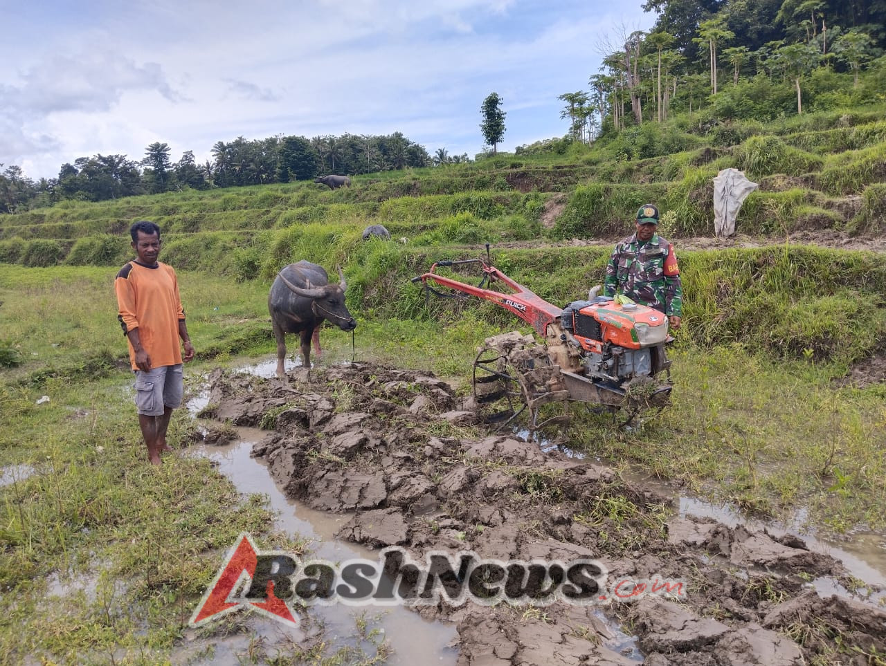 Babinsa Sertu Alifin Lakukan Komsos dengan Petani di Desa Kabukarudi