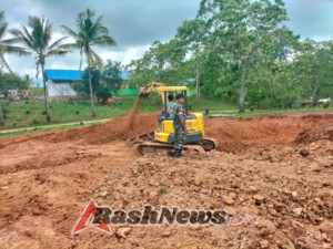 Babinsa Tanglapui Awasi Pekerjaan Pondasi Koperasi Merah Putih di Alor Timur