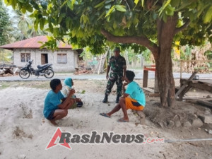 Babinsa Pantar Gelar Komsos dan Pemantauan Wilayah di Desa Bana