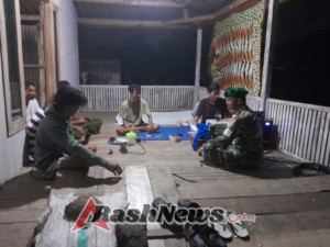 Anggota Koramil 1628-02/Sekongkang Ajak Warga Bersama Jaga Ketertiban dan Keamanan