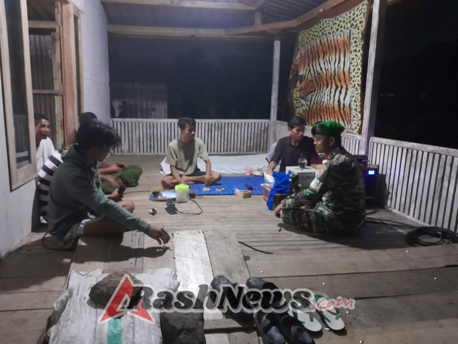 Anggota Koramil 1628-02/Sekongkang Ajak Warga Bersama Jaga Ketertiban dan Keamanan