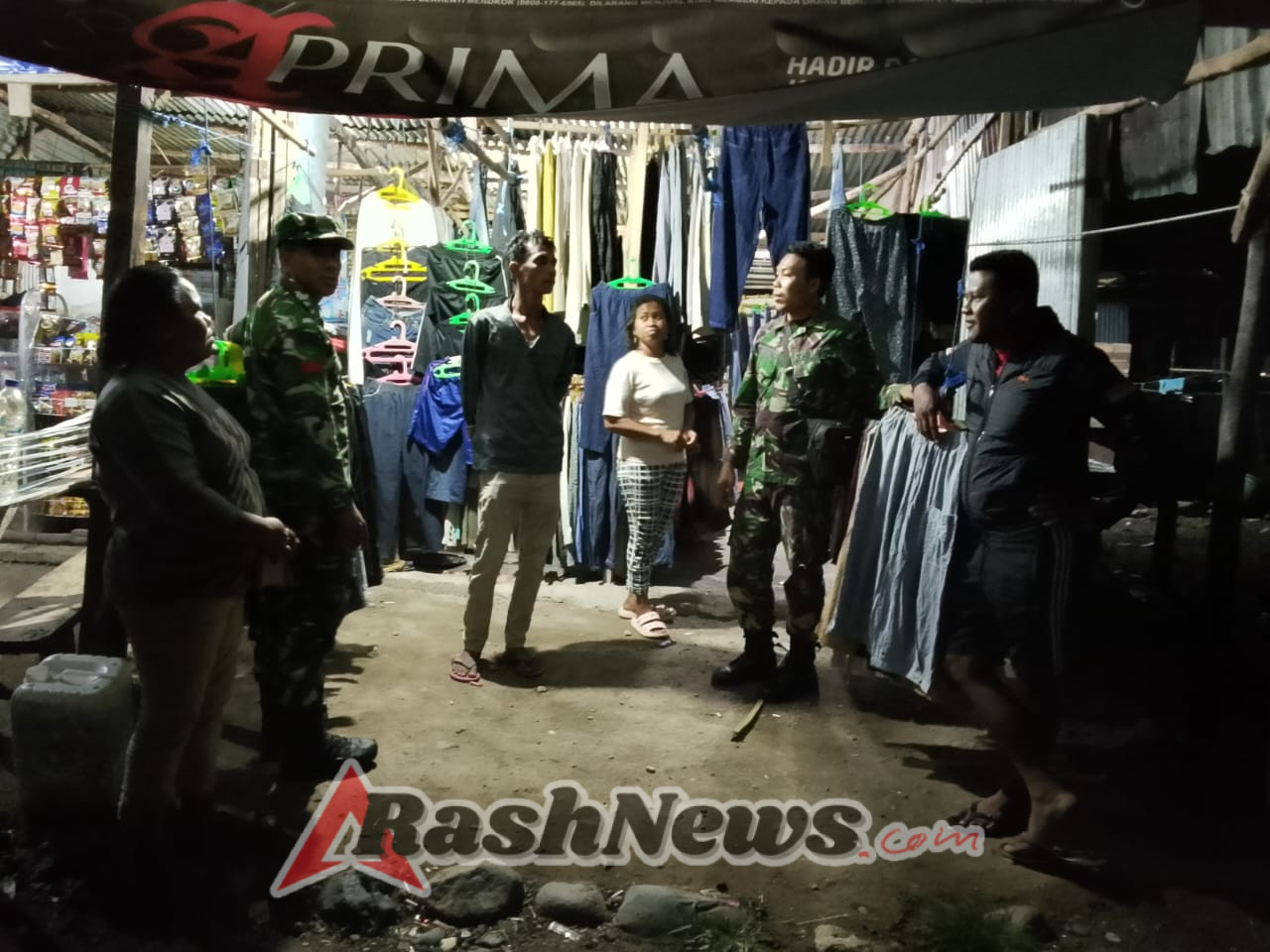 Jaga Stabilitas Kamtibmas, Tiga Personel Koramil Lembor Laksanakan Patroli Rutin di Wilayah Kecamatan Lembor.