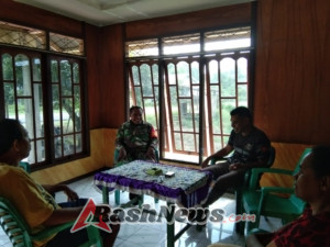 Komsos dan Pemantauan Wilayah: Babinsa Koramil 03/Detusoko Hadir di Tengah Masyarakat Desa Kuru