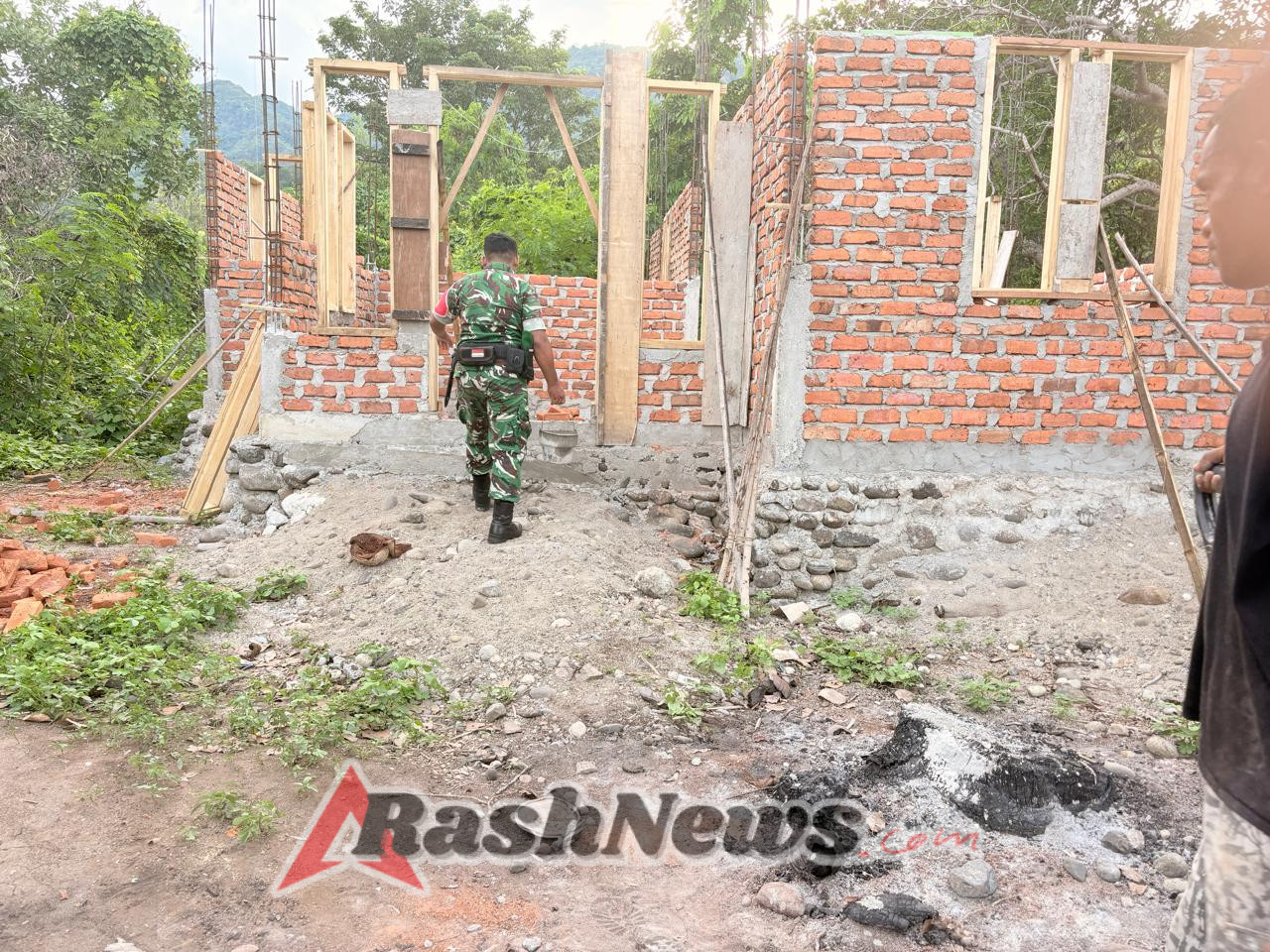 Babinsa Ende Hadir di Tengah Warga, Dorong Semangat Gotong Royong Desa Pise