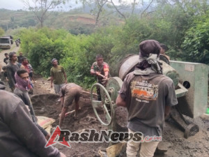 Sinergi TNI dan Warga, Babinsa Detusoko Wujudkan Kemanunggalan Lewat Komsos dan Karya Bakti